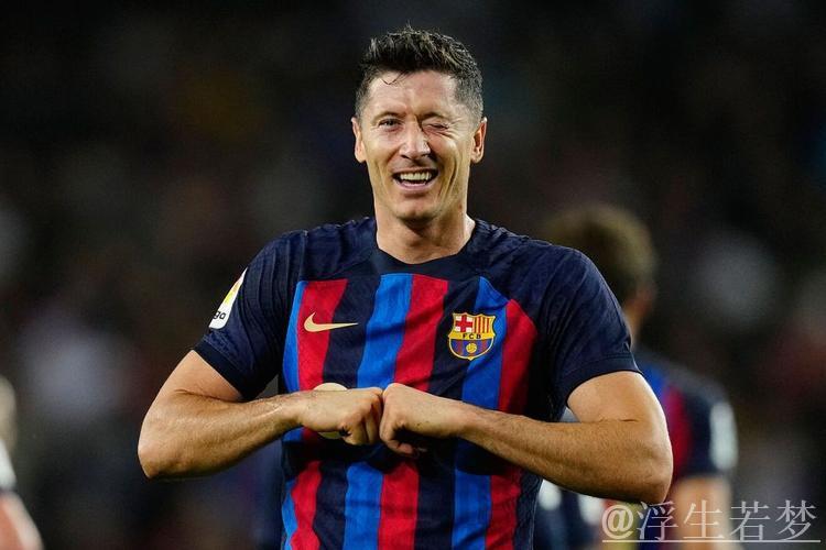 莱万愿意降薪续约巴萨，德科表示需全面考量