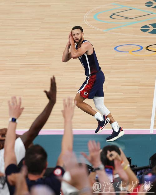 库里从中路突破上篮，打板得手。