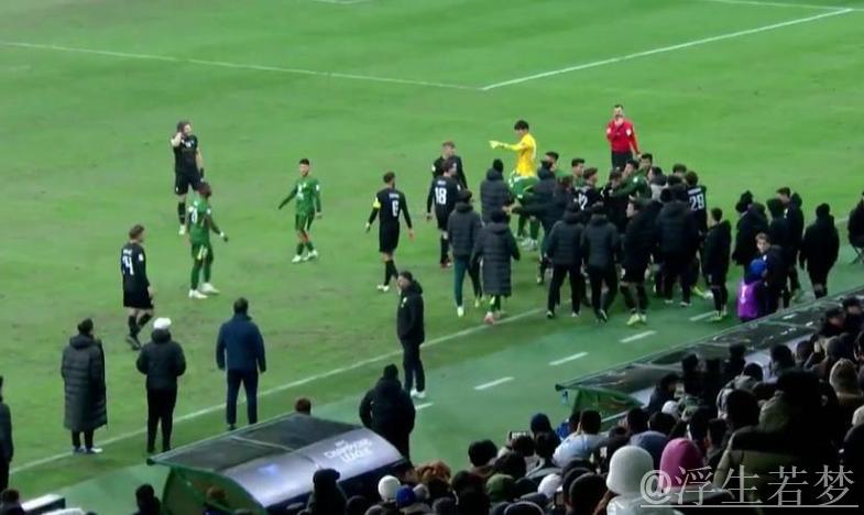 亚冠激烈冲突！15人互相推搡，3人染黄柏杨染红，国安3次恶斗